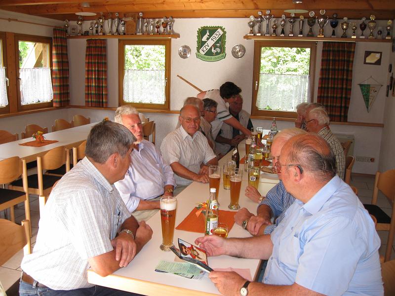 090707danke (13).jpg - Zum Abschluss wurden alle von Anni und Claus Bayer im Vereinsheim bewirtet.